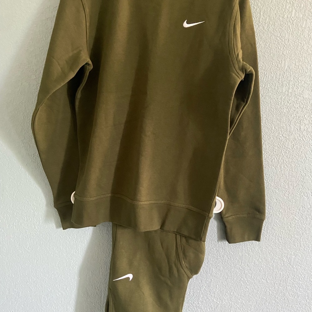 Olive green Nike sweatsuit never worn.